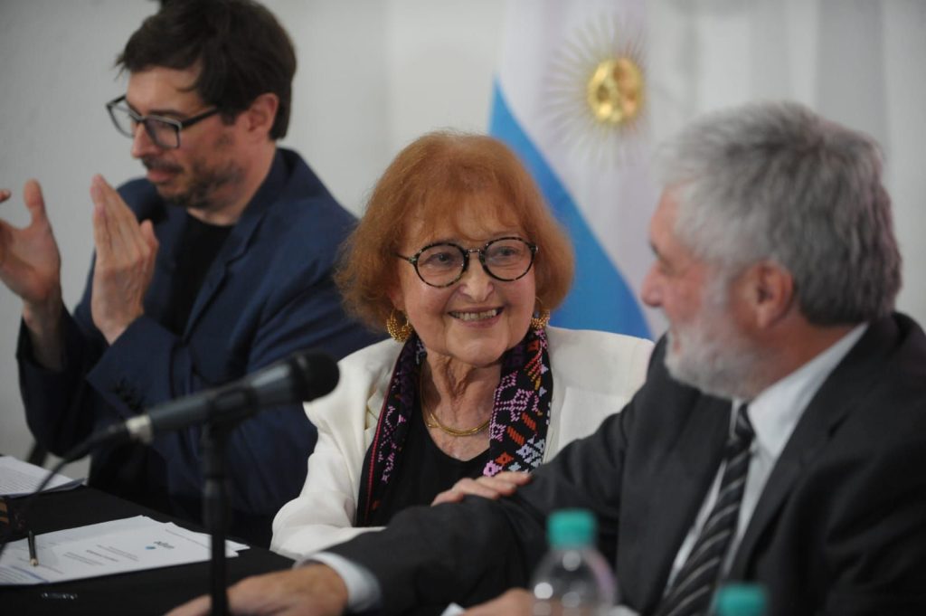 CTERA presente en la entrega del Honoris Causa a Adriana Puiggrós<br><br>La Universidad Pedagógica Nacional (UNIPE) otorgó el Honoris Causa a Adriana Puiggrós como reconocimiento a su destacada trayectoria en el ámbito de la educación.<br><br>El evento contó con la participación de referentes de la educación, académicos y sindicatos docentes.<br>La CTERA estuvo presente encabezada por Sonia Alesso, Secretaria General, Miguel Duhalde, Secretario de Educación, Angélica Graciano, Secretaria Gremial, Eduardo Pereyra, Secretario de Relaciones Internacionales, Silvia Almazán y María Laura Torre, Secretarias Adjuntas de SUTEBA.<br><br>La distinción destacó su trayectoria y el aporte al pensamiento pedagógico y su compromiso con la defensa de la educación pública.<br><br>Puiggrós, es una de las intelectuales más influyentes en el ámbito educativo, ha sido reconocida por su trabajo como pedagoga, historiadora y exfuncionaria pública, defendiendo siempre la educación pública, inclusiva y de calidad.<br><br>Adriana es Asesora pedagógica de la Escuela Marina Vilte de CTERA. Nos une la lucha por los derechos de las y los docentes, la defensa de la educación pública y por una educación popular, democrática y federal.